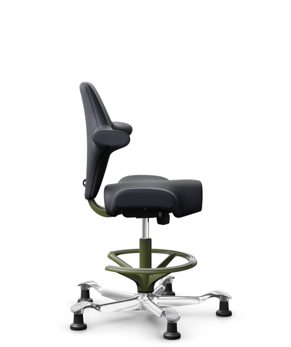 HÅG Capisco 8106 - Paloma Soft (Wollsdorf) - Semi-aniline Leder - PL55185 Charcoal - Framekleur - Moss Grey - Gasveer - 265 mm (Zithoogte 53-79cm) - Vloercontact - Glijdoppen - Voetenring - Ja, in framekleur - Voetster - Ja, voetster in gepolijst alumi... - 2