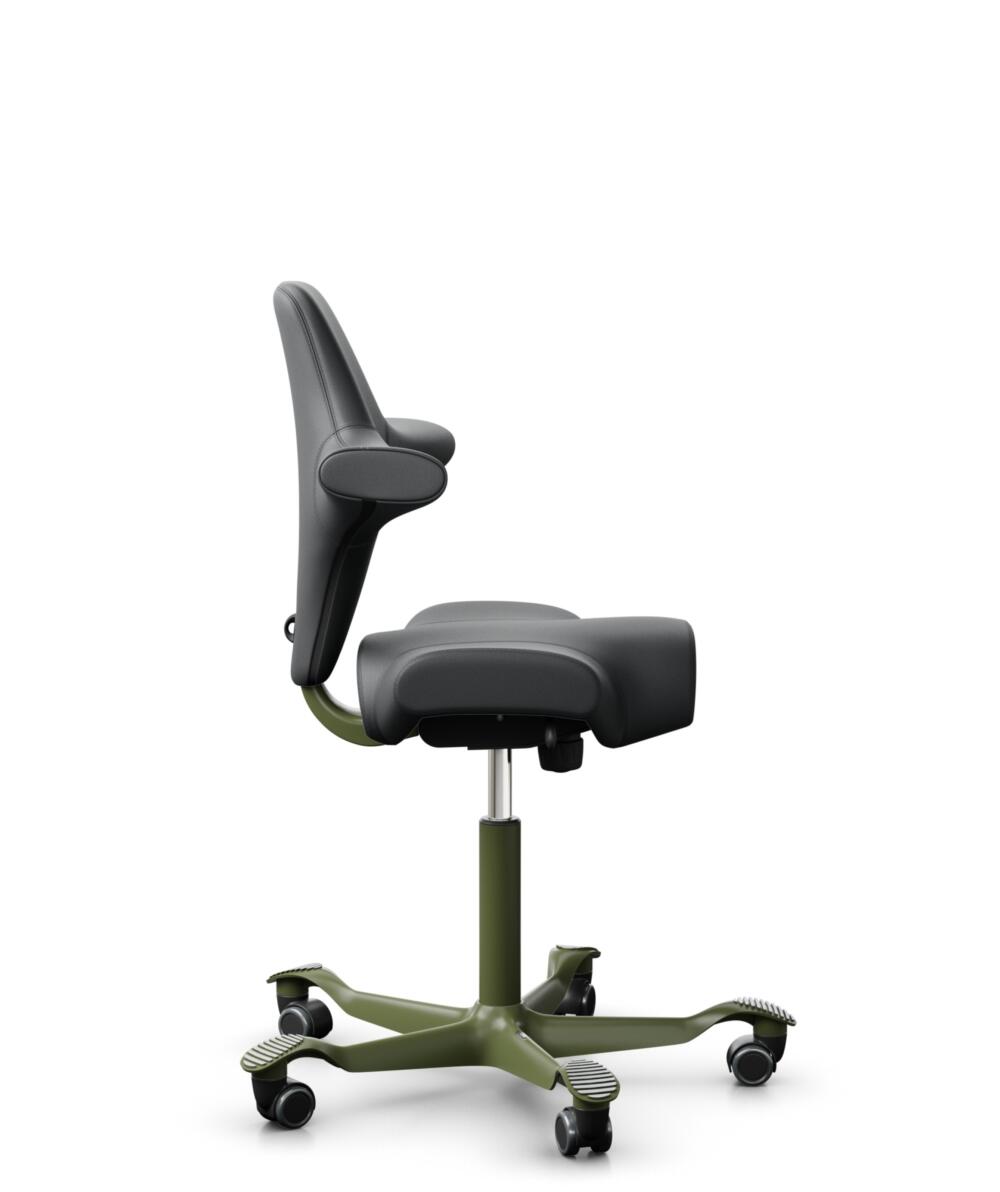 HÅG Capisco 8106 - Paloma Soft (Wollsdorf) - Semi-aniline Leder - PL55206 Grey - Framekleur - Moss Grey - Gasveer - 150 mm (Zithoogte 40-55cm) - Vloercontact - Zachte wielen t.b.v. harde vloeren - Voetenring - Nee, geen voetenring - Voetster - Nee, voe... - 3