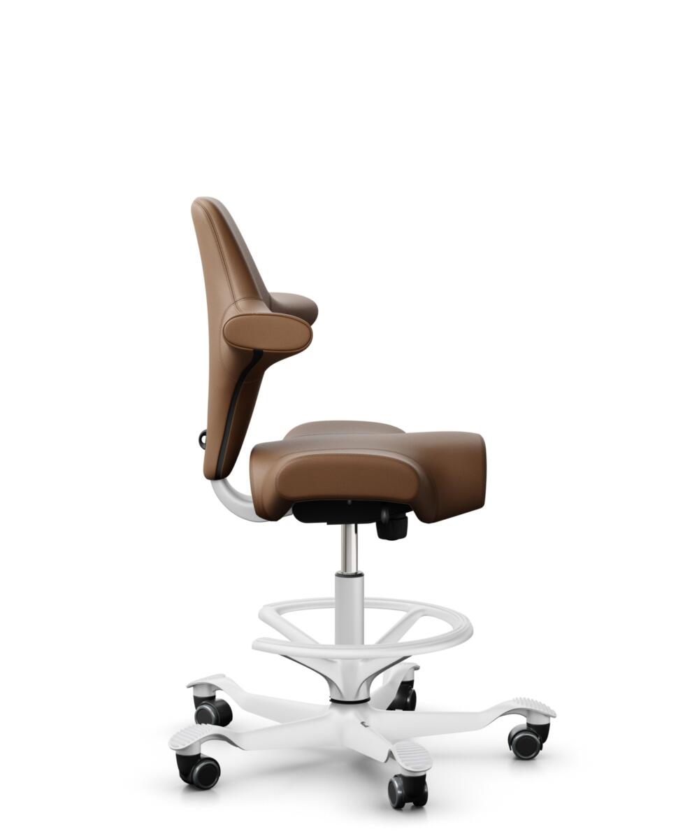 HÅG Capisco 8106 - Paloma Soft (Wollsdorf) - Semi-aniline Leder - PL05429 Cognac - Framekleur - Wit - Gasveer - 265 mm (Zithoogte 53-79cm) - Vloercontact - Harde wielen t.b.v. zachte vloeren - Voetenring - Ja, in framekleur - Voetster - Nee, voetster i... - 2