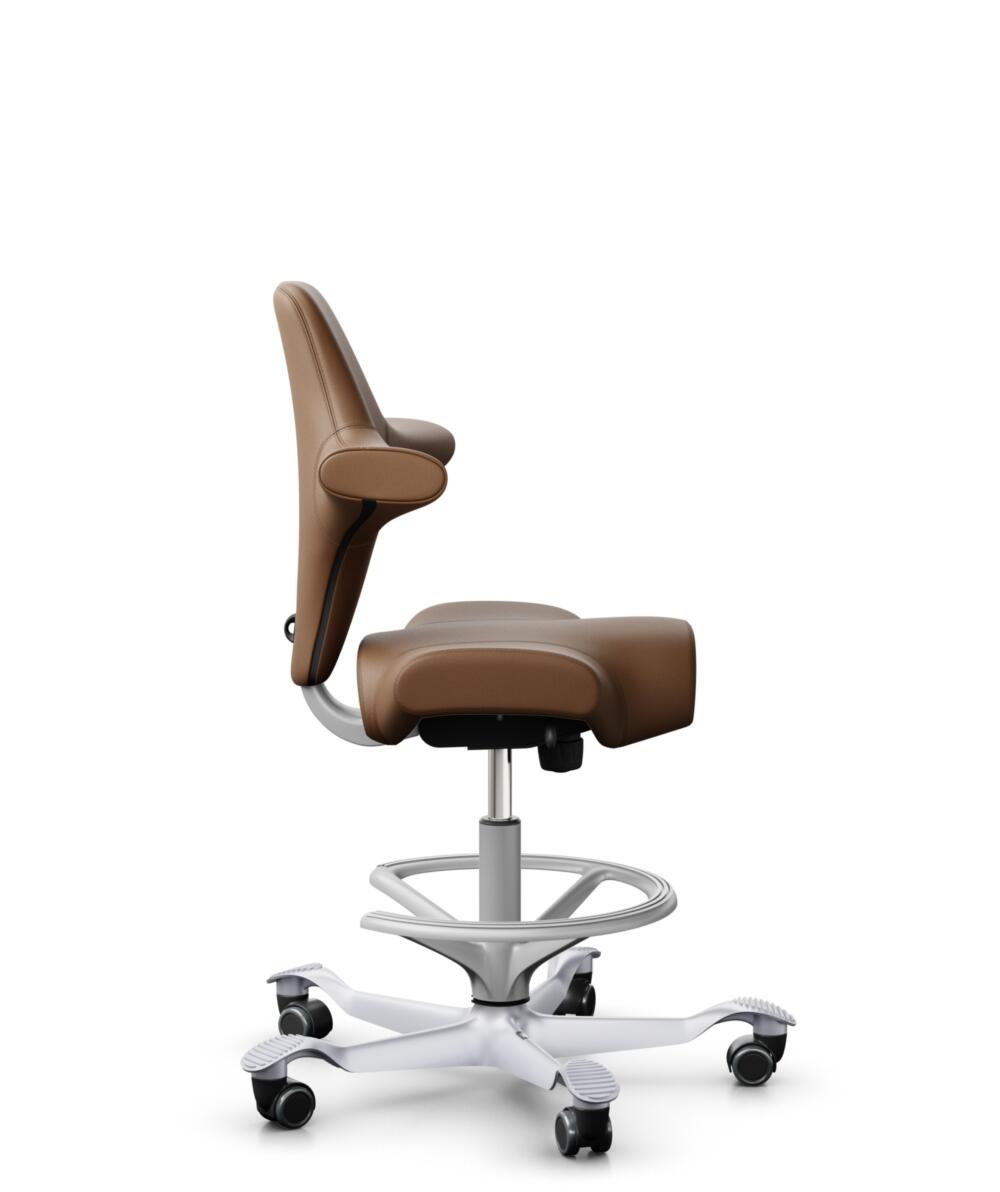 HÅG Capisco 8106 - Paloma Soft (Wollsdorf) - Semi-aniline Leder - PL05429 Cognac - Framekleur - Zilver - Gasveer - 200 mm (Zithoogte 46-64cm) - Vloercontact - Zachte wielen t.b.v. harde vloeren - Voetenring - Ja, in framekleur - Voetster - Nee, voetste... - 2