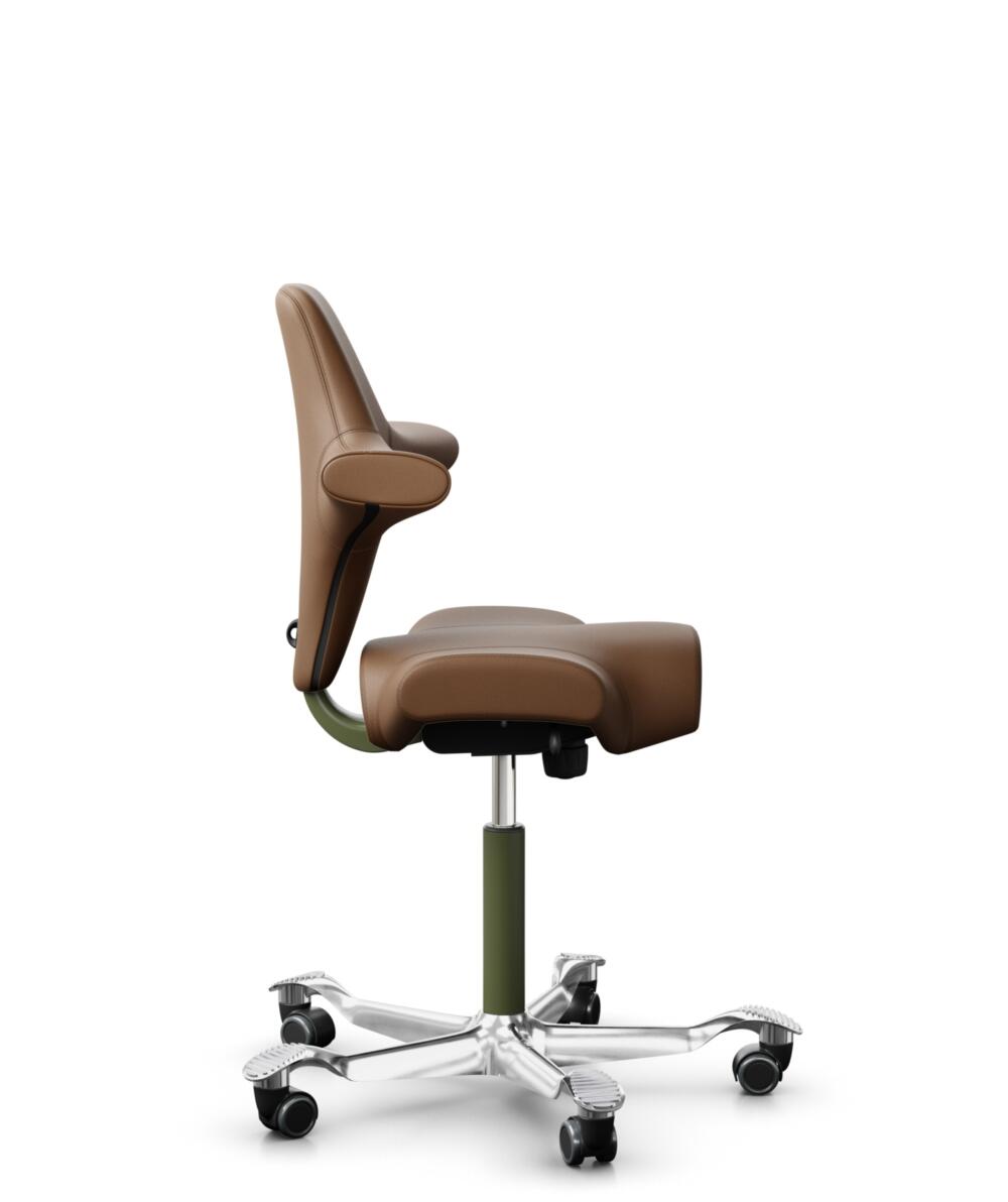 HÅG Capisco 8106 - Paloma Soft (Wollsdorf) - Semi-aniline Leder - PL05429 Cognac - Framekleur - Moss Grey - Gasveer - 150 mm (Zithoogte 40-55cm) - Vloercontact - Harde wielen t.b.v. zachte vloeren - Voetenring - Nee, geen voetenring - Voetster - Ja, vo... - 2