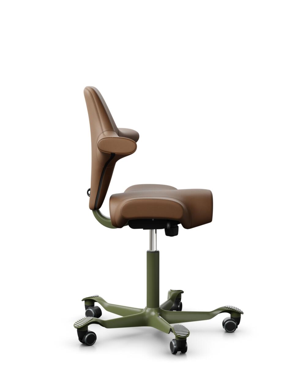 HÅG Capisco 8106 - Paloma Soft (Wollsdorf) - Semi-aniline Leder - PL05429 Cognac - Framekleur - Moss Grey - Gasveer - 265 mm (Zithoogte 53-79cm) - Vloercontact - Harde wielen t.b.v. zachte vloeren - Voetenring - Nee, geen voetenring - Voetster - Nee, v... - 2