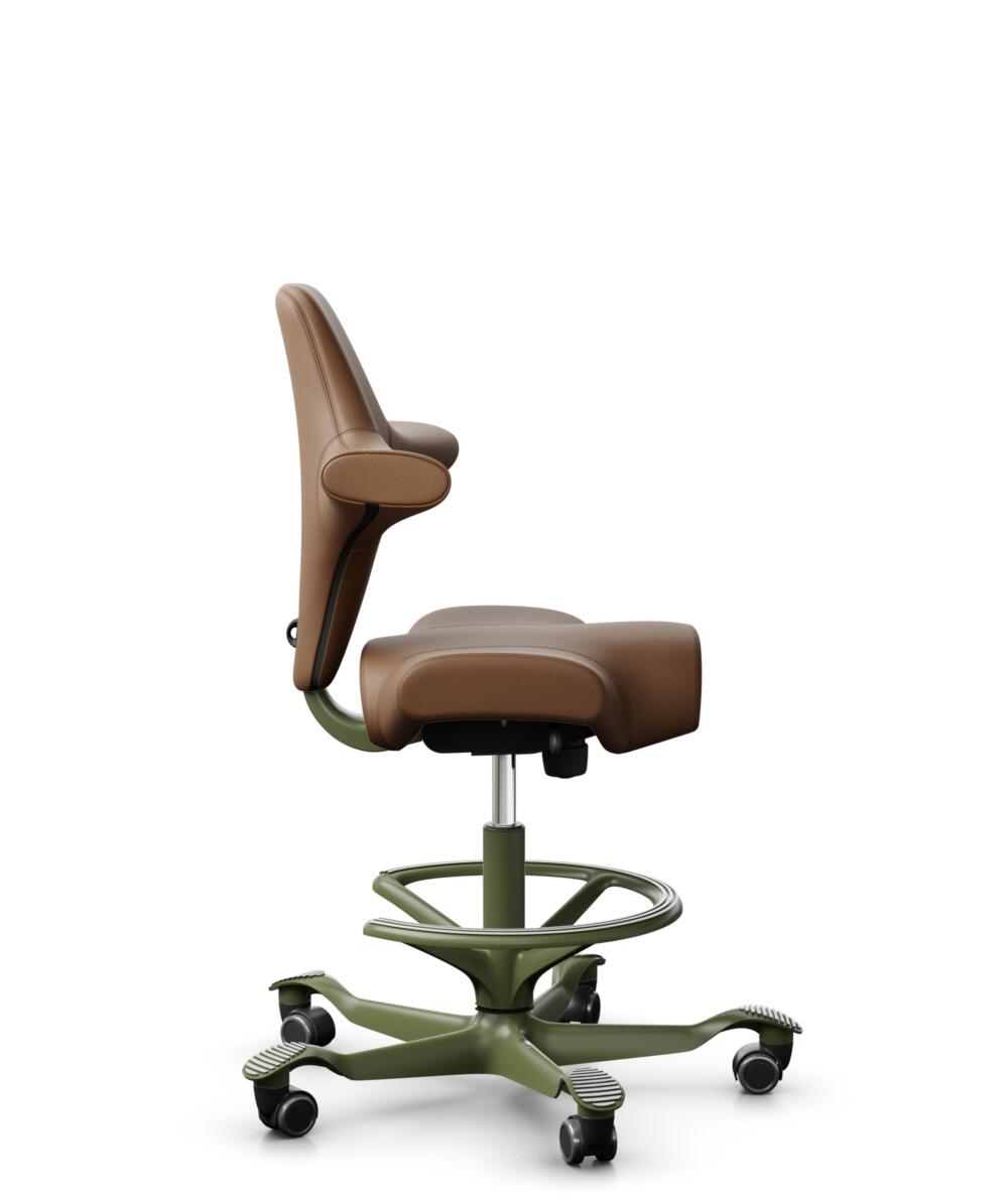 HÅG Capisco 8106 - Paloma Soft (Wollsdorf) - Semi-aniline Leder - PL05429 Cognac - Framekleur - Moss Grey - Gasveer - 265 mm (Zithoogte 53-79cm) - Vloercontact - Zachte wielen t.b.v. harde vloeren - Voetenring - Ja, in framekleur - Voetster - Nee, voet... - 2