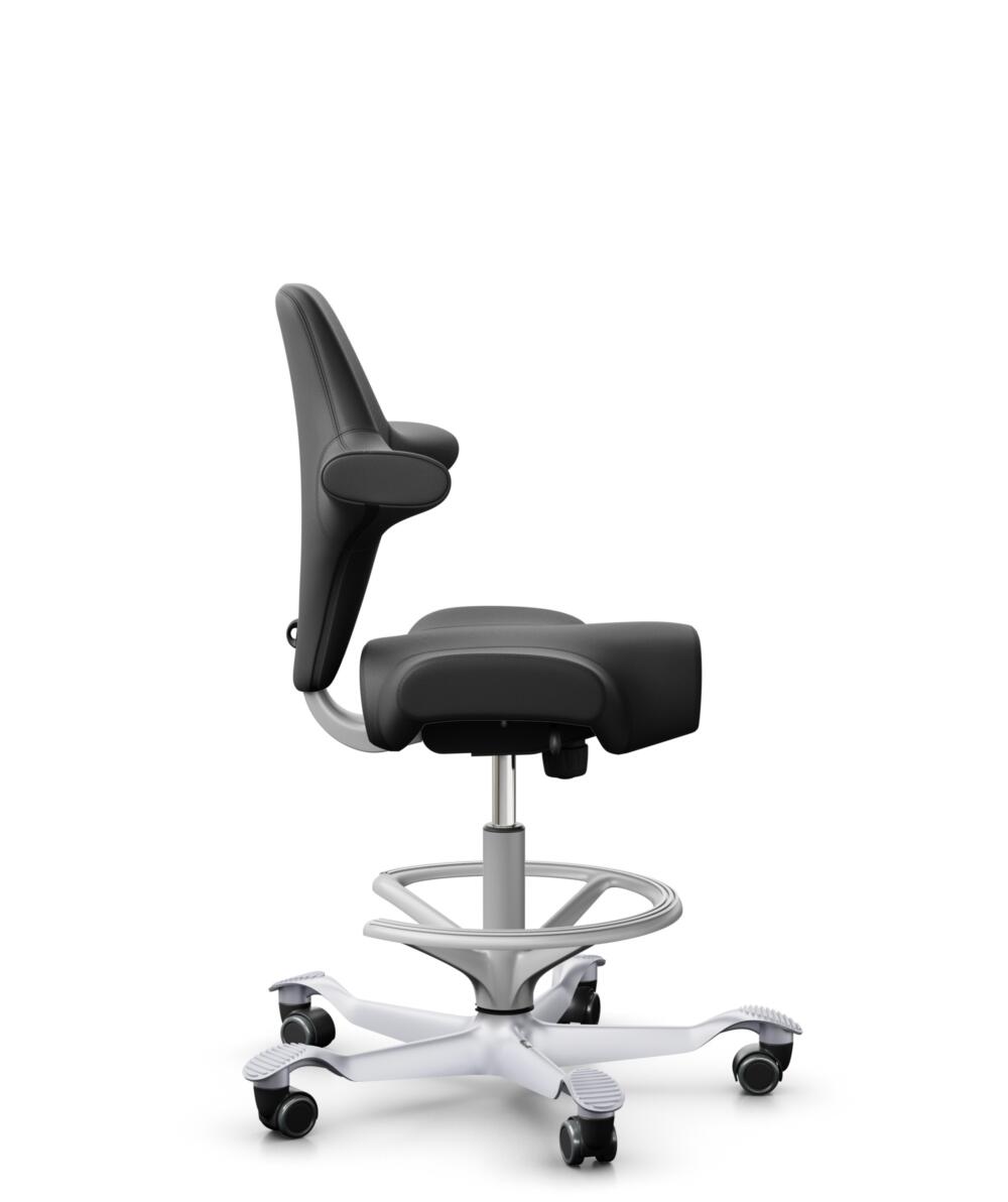 HÅG Capisco 8106 - Paloma Soft (Wollsdorf) - Semi-aniline Leder - PL56100 Black - Framekleur - Zilver - Gasveer - 200 mm (Zithoogte 46-64cm) - Vloercontact - Zachte wielen t.b.v. harde vloeren - Voetenring - Ja, in framekleur - Voetster - Nee, voetster... - 2