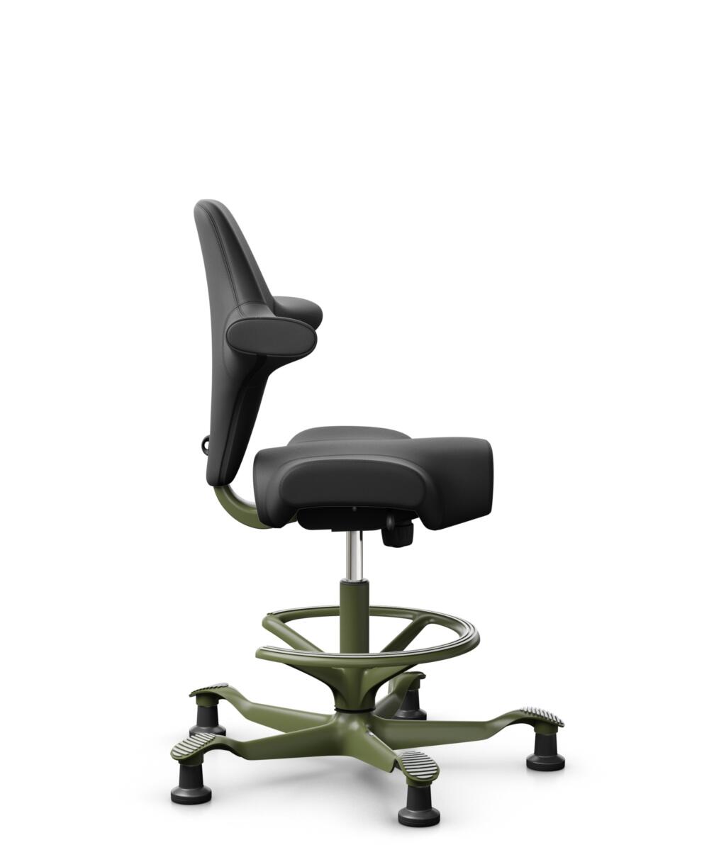 HÅG Capisco 8106 - Paloma Soft (Wollsdorf) - Semi-aniline Leder - PL56100 Black - Framekleur - Moss Grey - Gasveer - 200 mm (Zithoogte 46-64cm) - Vloercontact - Glijdoppen - Voetenring - Ja, in framekleur - Voetster - Nee, voetster in framekleur - 2