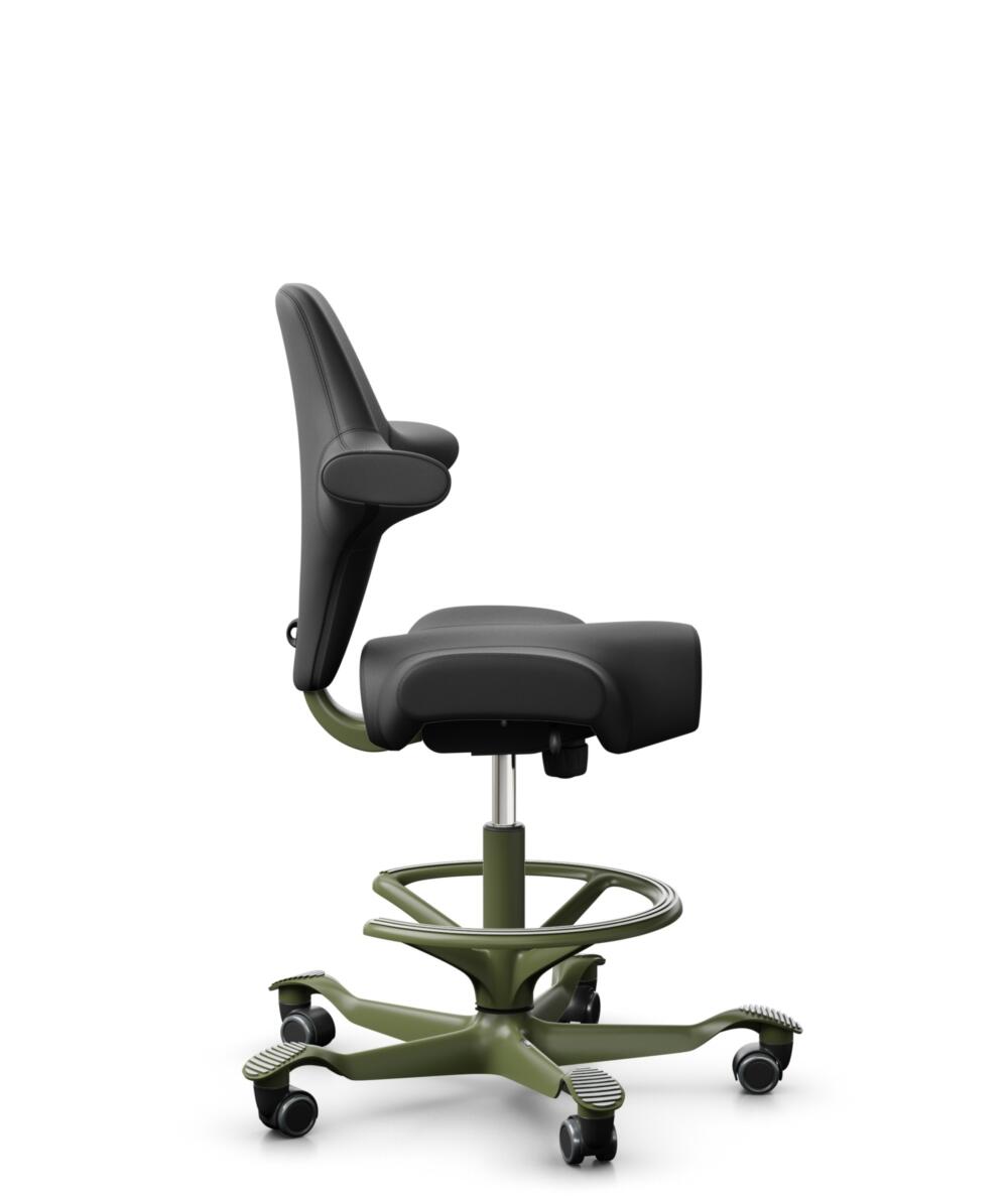 HÅG Capisco 8106 - Paloma Soft (Wollsdorf) - Semi-aniline Leder - PL56100 Black - Framekleur - Moss Grey - Gasveer - 265 mm (Zithoogte 53-79cm) - Vloercontact - Harde wielen t.b.v. zachte vloeren - Voetenring - Ja, in framekleur - Voetster - Nee, voets... - 2