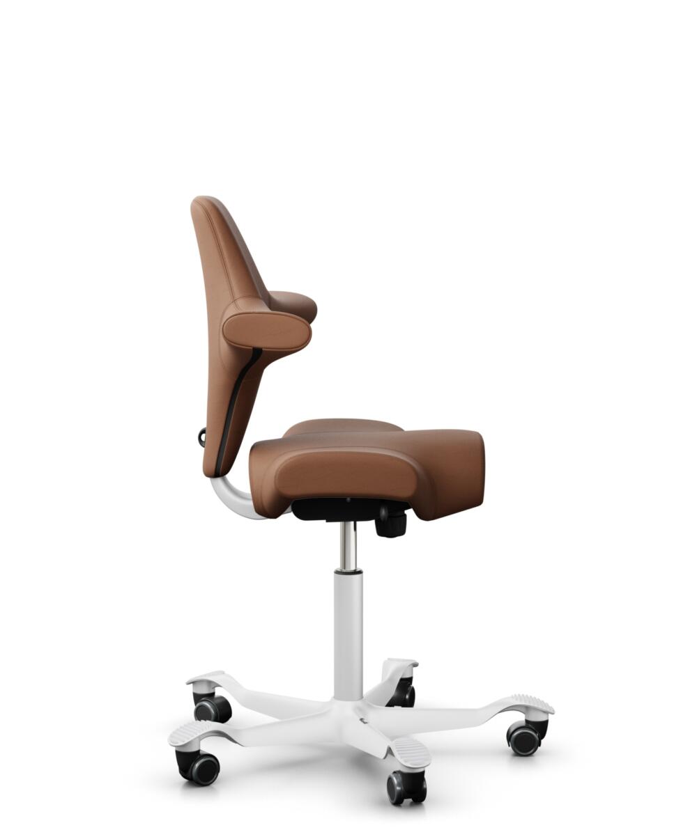 HÅG Capisco 8106 - Elmosoft (Elmo) - Semi-aniline Leder - EL33004 - Cognac - Framekleur - Wit - Gasveer - 200 mm (Zithoogte 46-64cm) - Vloercontact - Harde wielen t.b.v. zachte vloeren - Voetenring - Nee, geen voetenring - Voetster - Nee, voetster in f... - 2