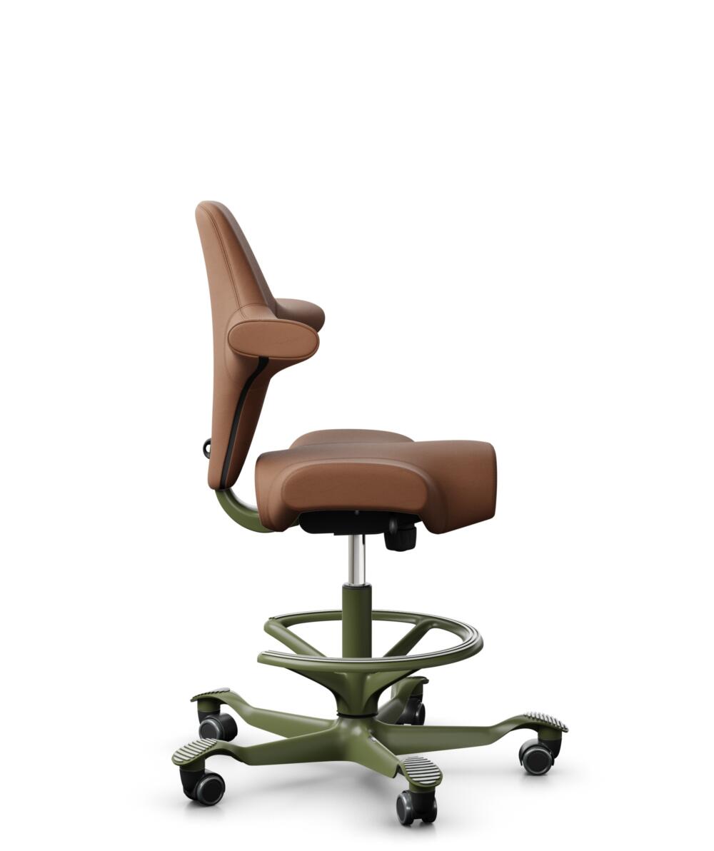 HÅG Capisco 8106 - Elmosoft (Elmo) - Semi-aniline Leder - EL33004 - Cognac - Framekleur - Moss Grey - Gasveer - 200 mm (Zithoogte 46-64cm) - Vloercontact - Zachte wielen t.b.v. harde vloeren - Voetenring - Ja, in framekleur - Voetster - Nee, voetster i... - 3