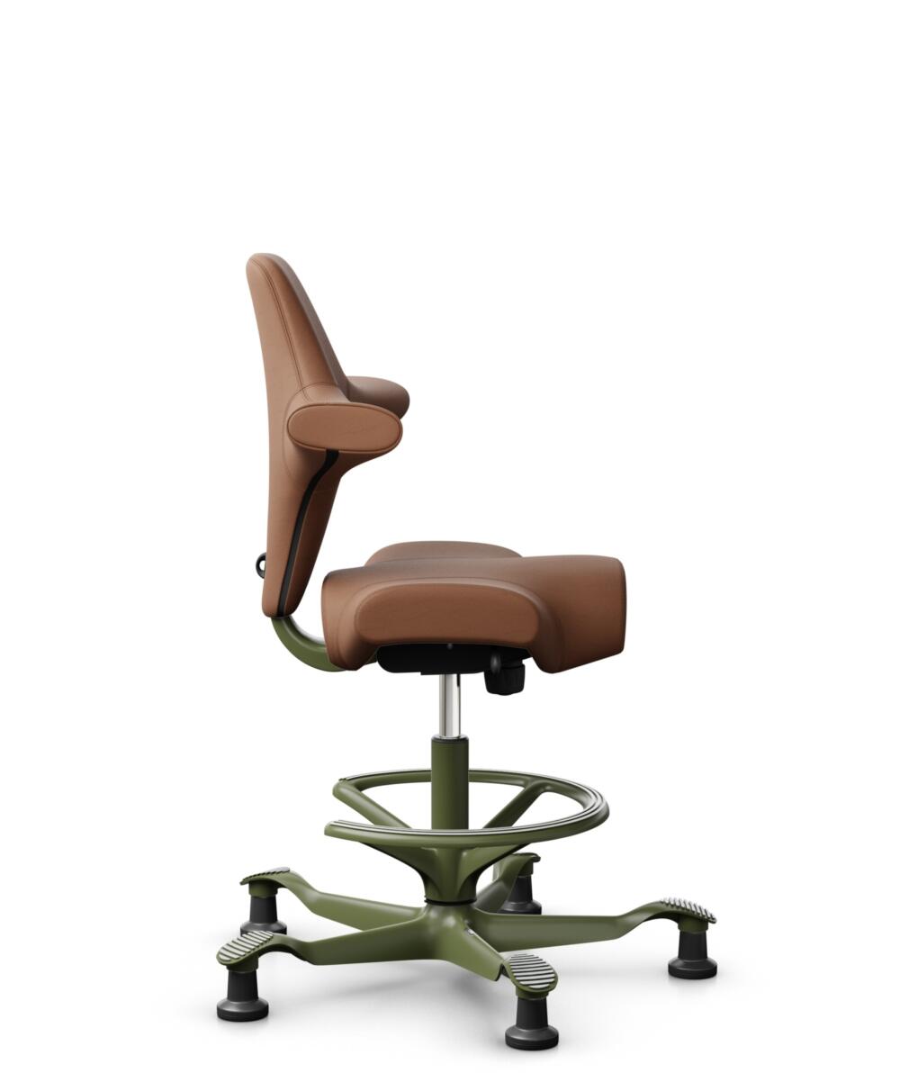 HÅG Capisco 8106 - Elmosoft (Elmo) - Semi-aniline Leder - EL33004 - Cognac - Framekleur - Moss Grey - Gasveer - 200 mm (Zithoogte 46-64cm) - Vloercontact - Glijdoppen - Voetenring - Ja, in framekleur - Voetster - Nee, voetster in framekleur - 1
