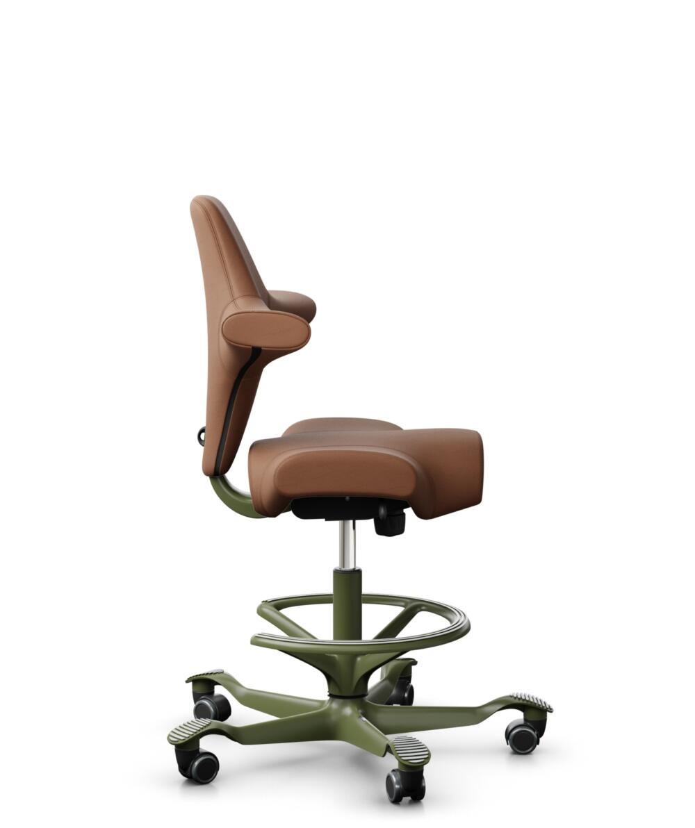 HÅG Capisco 8106 - Elmosoft (Elmo) - Semi-aniline Leder - EL33004 - Cognac - Framekleur - Moss Grey - Gasveer - 265 mm (Zithoogte 53-79cm) - Vloercontact - Zachte wielen t.b.v. harde vloeren - Voetenring - Ja, in framekleur - Voetster - Nee, voetster i... - 3