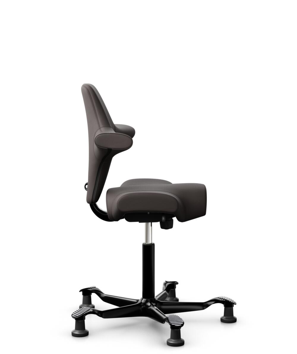 HÅG Capisco 8106 - Elmosoft (Elmo) - Semi-aniline Leder - EL93068 - Dark brown - Framekleur - Zwart - Gasveer - 150 mm (Zithoogte 40-55cm) - Vloercontact - Glijdoppen - Voetenring - Nee, geen voetenring - Voetster - Nee, voetster in framekleur - 3
