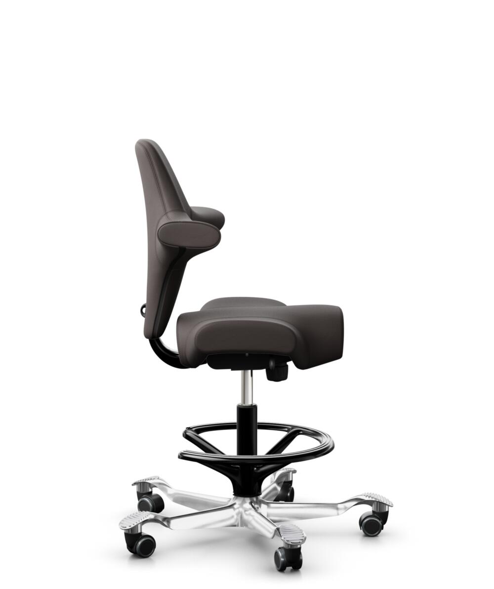 HÅG Capisco 8106 - Elmosoft (Elmo) - Semi-aniline Leder - EL93068 - Dark brown - Framekleur - Zwart - Gasveer - 265 mm (Zithoogte 53-79cm) - Vloercontact - Harde wielen t.b.v. zachte vloeren - Voetenring - Ja, in framekleur - Voetster - Ja, voetster in... - 2