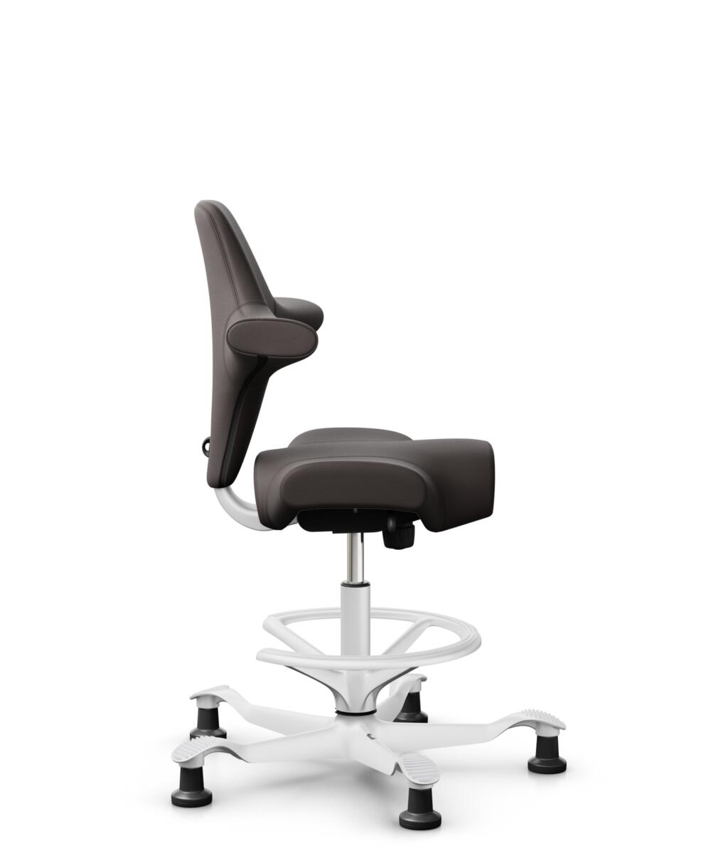 HÅG Capisco 8106 - Elmosoft (Elmo) - Semi-aniline Leder - EL93068 - Dark brown - Framekleur - Wit - Gasveer - 200 mm (Zithoogte 46-64cm) - Vloercontact - Glijdoppen - Voetenring - Ja, in framekleur - Voetster - Nee, voetster in framekleur - 1
