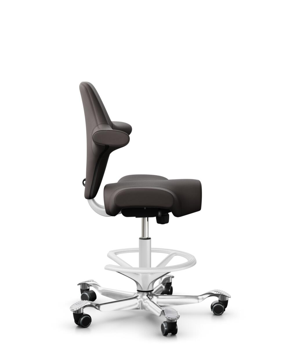 HÅG Capisco 8106 - Elmosoft (Elmo) - Semi-aniline Leder - EL93068 - Dark brown - Framekleur - Wit - Gasveer - 265 mm (Zithoogte 53-79cm) - Vloercontact - Harde wielen t.b.v. zachte vloeren - Voetenring - Ja, in framekleur - Voetster - Ja, voetster in g... - 3