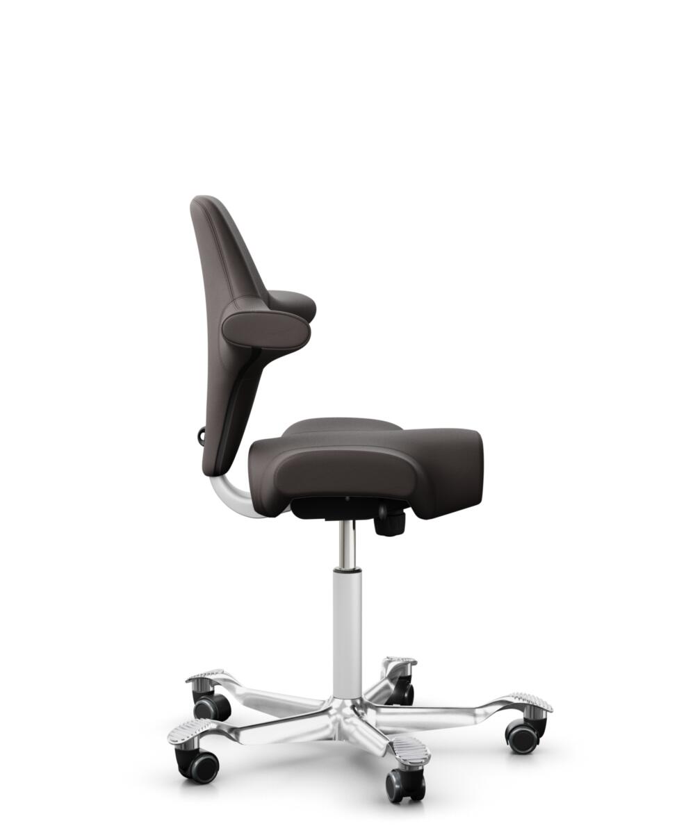 HÅG Capisco 8106 - Elmosoft (Elmo) - Semi-aniline Leder - EL93068 - Dark brown - Framekleur - Wit - Gasveer - 265 mm (Zithoogte 53-79cm) - Vloercontact - Zachte wielen t.b.v. harde vloeren - Voetenring - Nee, geen voetenring - Voetster - Ja, voetster i... - 2