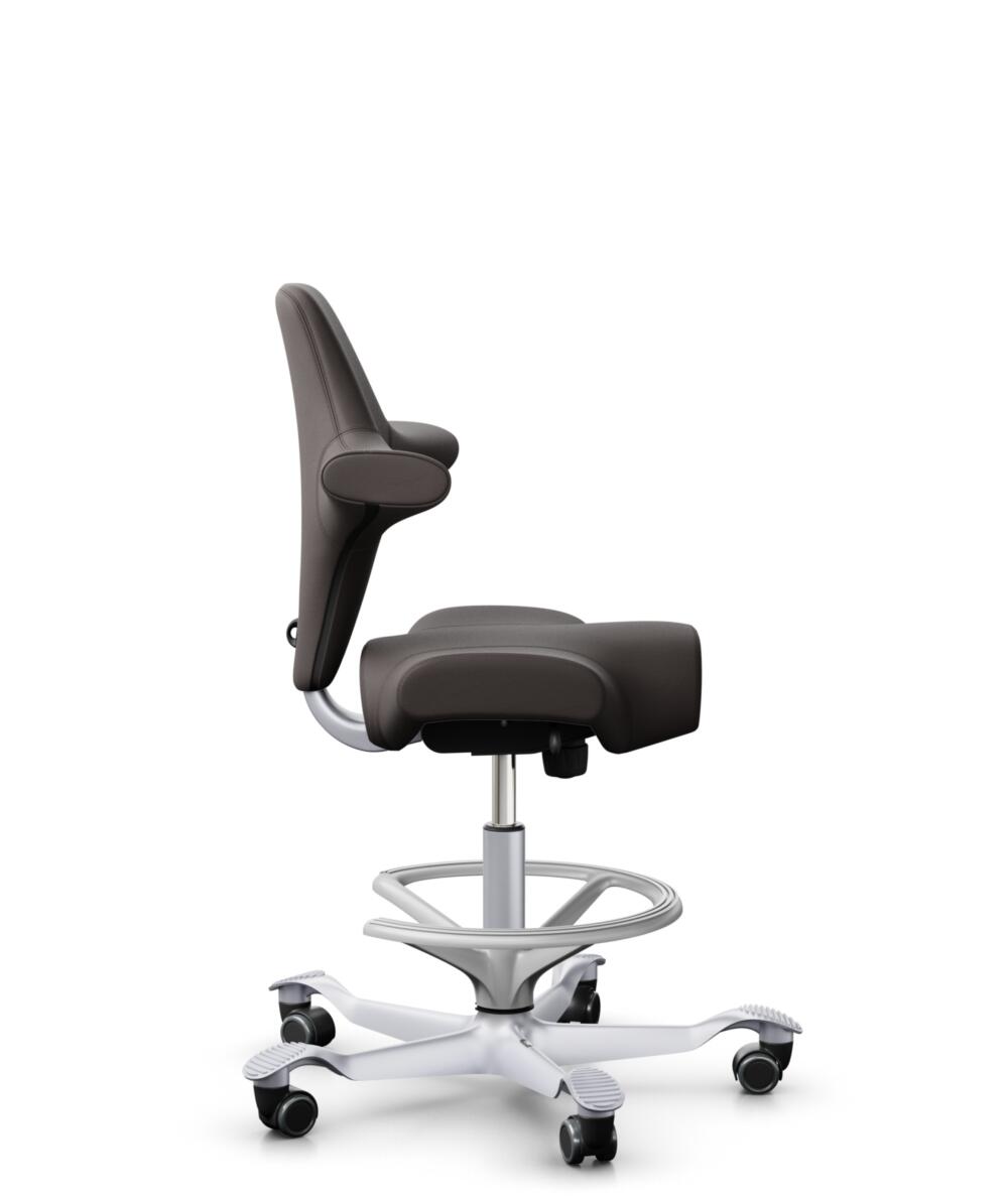 HÅG Capisco 8106 - Elmosoft (Elmo) - Semi-aniline Leder - EL93068 - Dark brown - Framekleur - Zilver - Gasveer - 200 mm (Zithoogte 46-64cm) - Vloercontact - Zachte wielen t.b.v. harde vloeren - Voetenring - Ja, in framekleur - Voetster - Nee, voetster ... - 3
