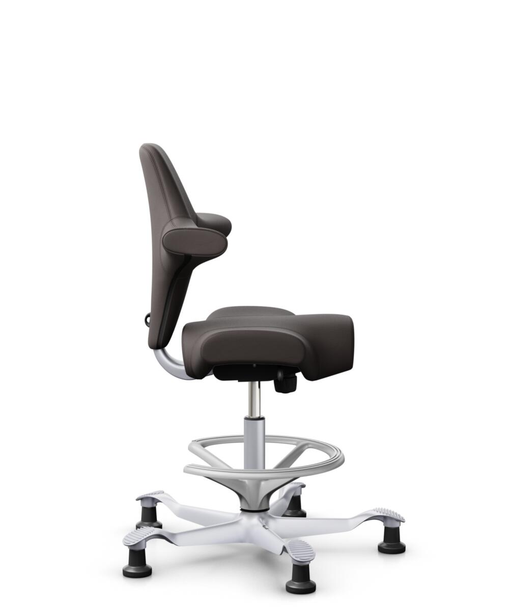 HÅG Capisco 8106 - Elmosoft (Elmo) - Semi-aniline Leder - EL93068 - Dark brown - Framekleur - Zilver - Gasveer - 200 mm (Zithoogte 46-64cm) - Vloercontact - Glijdoppen - Voetenring - Ja, in framekleur - Voetster - Nee, voetster in framekleur - 2