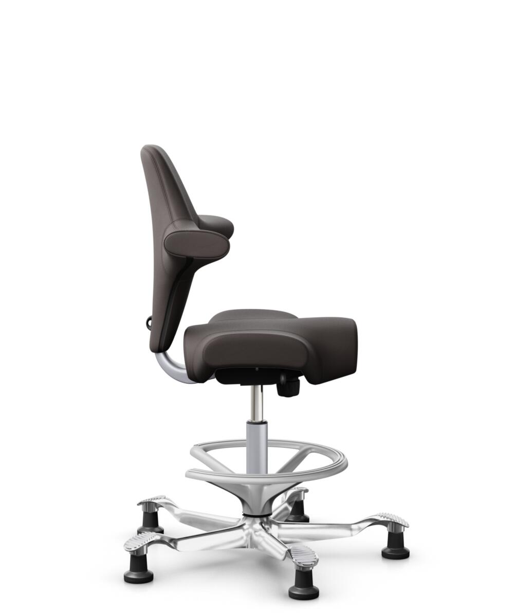 HÅG Capisco 8106 - Elmosoft (Elmo) - Semi-aniline Leder - EL93068 - Dark brown - Framekleur - Zilver - Gasveer - 200 mm (Zithoogte 46-64cm) - Vloercontact - Glijdoppen - Voetenring - Ja, in framekleur - Voetster - Ja, voetster in gepolijst aluminium - 3