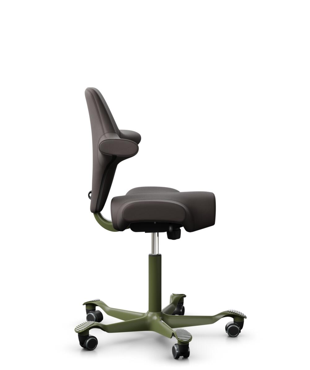 HÅG Capisco 8106 - Elmosoft (Elmo) - Semi-aniline Leder - EL93068 - Dark brown - Framekleur - Moss Grey - Gasveer - 200 mm (Zithoogte 46-64cm) - Vloercontact - Harde wielen t.b.v. zachte vloeren - Voetenring - Nee, geen voetenring - Voetster - Nee, voe... - 2