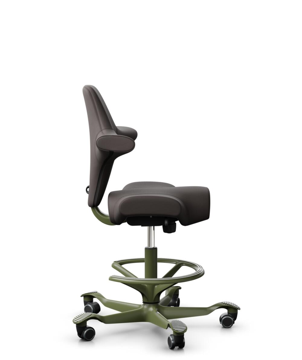 HÅG Capisco 8106 - Elmosoft (Elmo) - Semi-aniline Leder - EL93068 - Dark brown - Framekleur - Moss Grey - Gasveer - 200 mm (Zithoogte 46-64cm) - Vloercontact - Harde wielen t.b.v. zachte vloeren - Voetenring - Ja, in framekleur - Voetster - Nee, voetst... - 1
