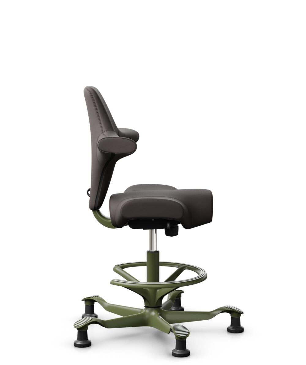 HÅG Capisco 8106 - Elmosoft (Elmo) - Semi-aniline Leder - EL93068 - Dark brown - Framekleur - Moss Grey - Gasveer - 200 mm (Zithoogte 46-64cm) - Vloercontact - Glijdoppen - Voetenring - Ja, in framekleur - Voetster - Nee, voetster in framekleur - 3