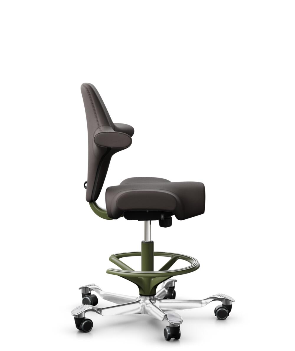 HÅG Capisco 8106 - Elmosoft (Elmo) - Semi-aniline Leder - EL93068 - Dark brown - Framekleur - Moss Grey - Gasveer - 265 mm (Zithoogte 53-79cm) - Vloercontact - Harde wielen t.b.v. zachte vloeren - Voetenring - Ja, in framekleur - Voetster - Ja, voetste... - 2