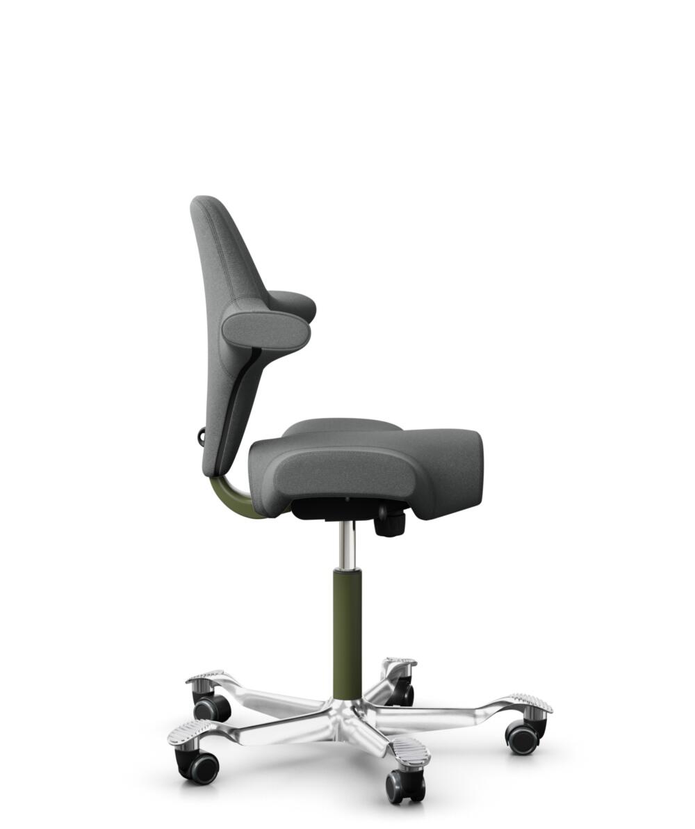 HÅG Capisco 8106 - Cura Loop (Gabriel) - Gerecycled Polyester - CLP60109 - Grey - Framekleur - Moss Grey - Gasveer - 150 mm (Zithoogte 40-55cm) - Vloercontact - Zachte wielen t.b.v. harde vloeren - Voetenring - Nee, geen voetenring - Voetster - Ja, voe... - 2