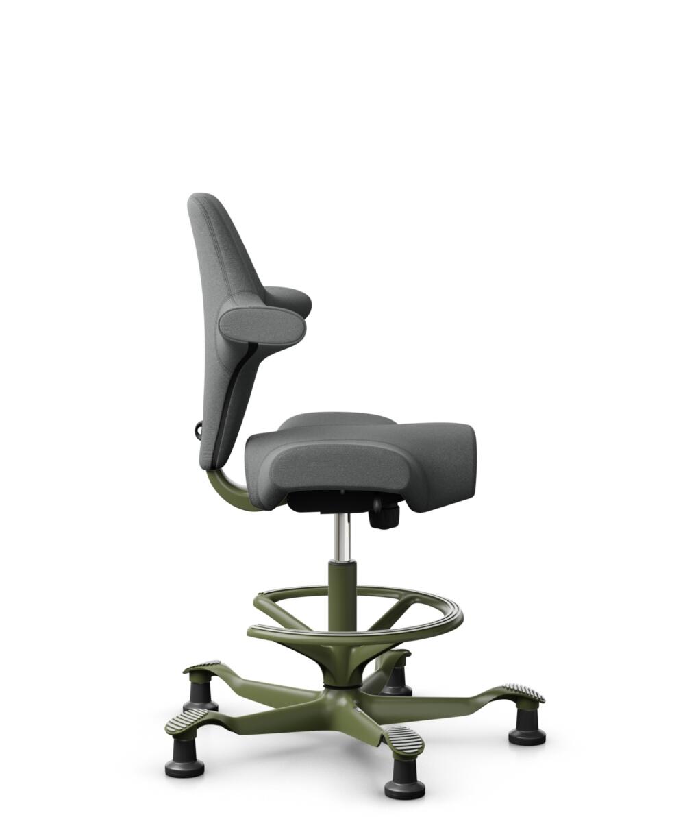 HÅG Capisco 8106 - Cura Loop (Gabriel) - Gerecycled Polyester - CLP60109 - Grey - Framekleur - Moss Grey - Gasveer - 200 mm (Zithoogte 46-64cm) - Vloercontact - Glijdoppen - Voetenring - Ja, in framekleur - Voetster - Nee, voetster in framekleur - 2