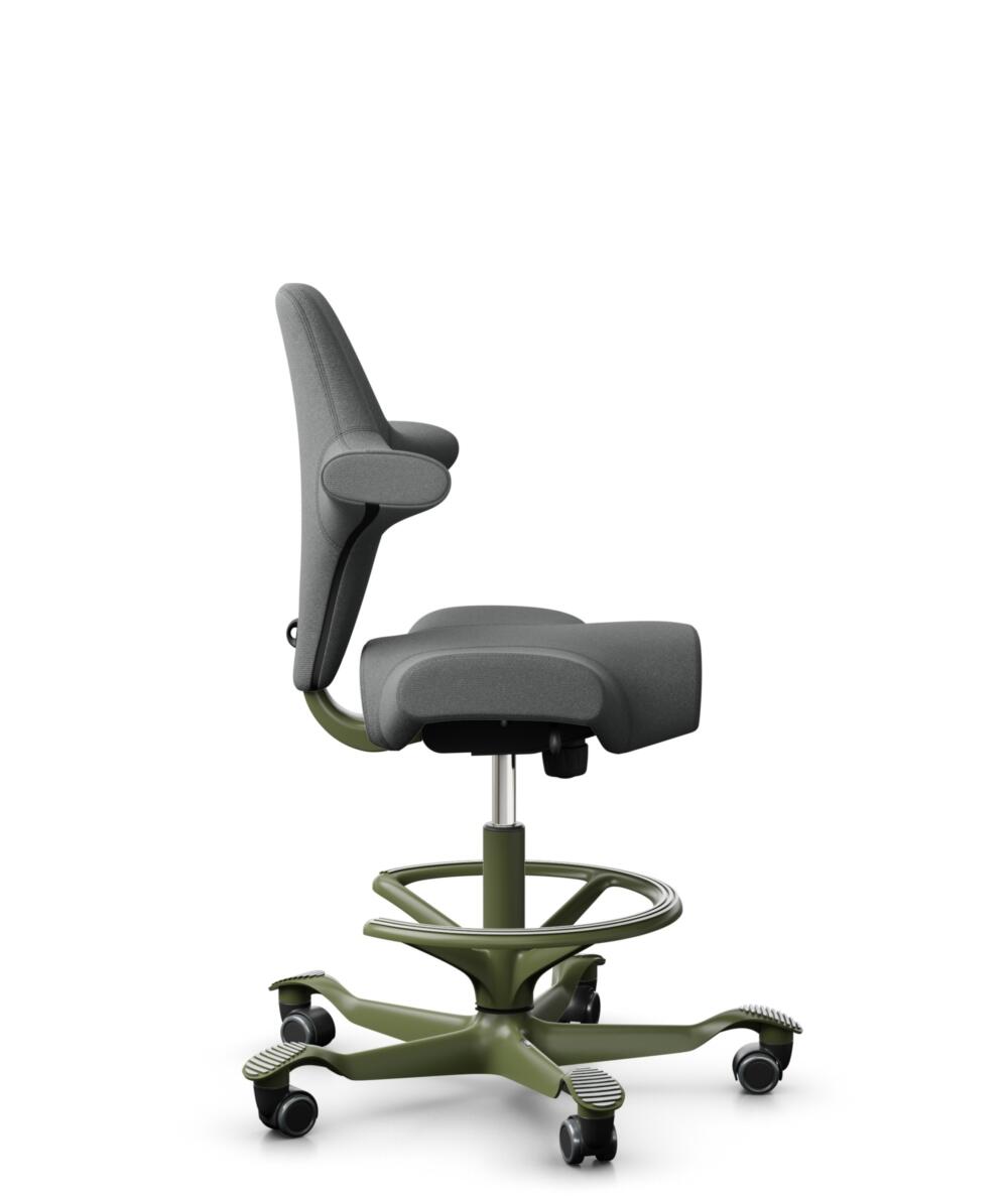 HÅG Capisco 8106 - Cura Loop (Gabriel) - Gerecycled Polyester - CLP60109 - Grey - Framekleur - Moss Grey - Gasveer - 265 mm (Zithoogte 53-79cm) - Vloercontact - Harde wielen t.b.v. zachte vloeren - Voetenring - Ja, in framekleur - Voetster - Nee, voets... - 2