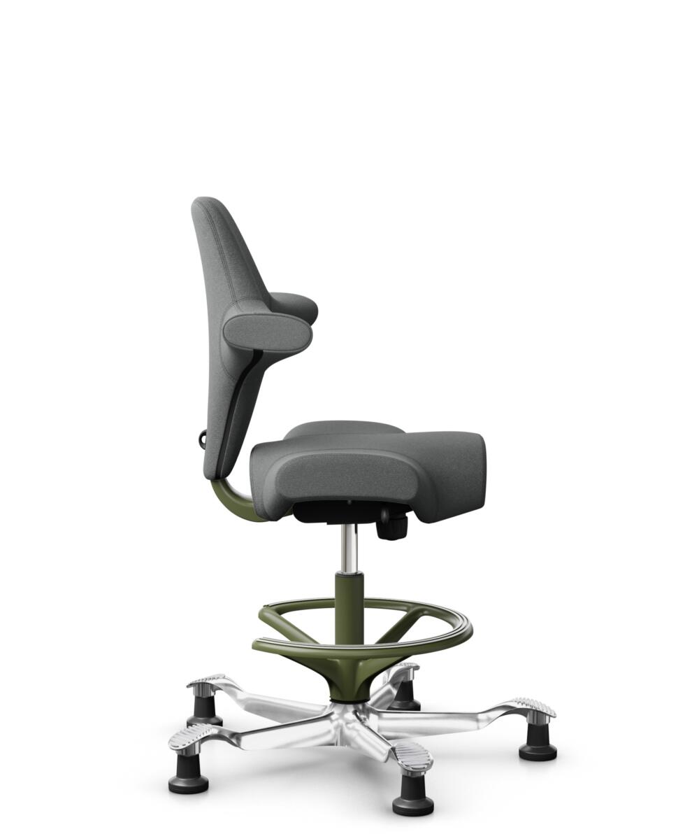 HÅG Capisco 8106 - Cura Loop (Gabriel) - Gerecycled Polyester - CLP60109 - Grey - Framekleur - Moss Grey - Gasveer - 265 mm (Zithoogte 53-79cm) - Vloercontact - Glijdoppen - Voetenring - Ja, in framekleur - Voetster - Ja, voetster in gepolijst aluminium - 2