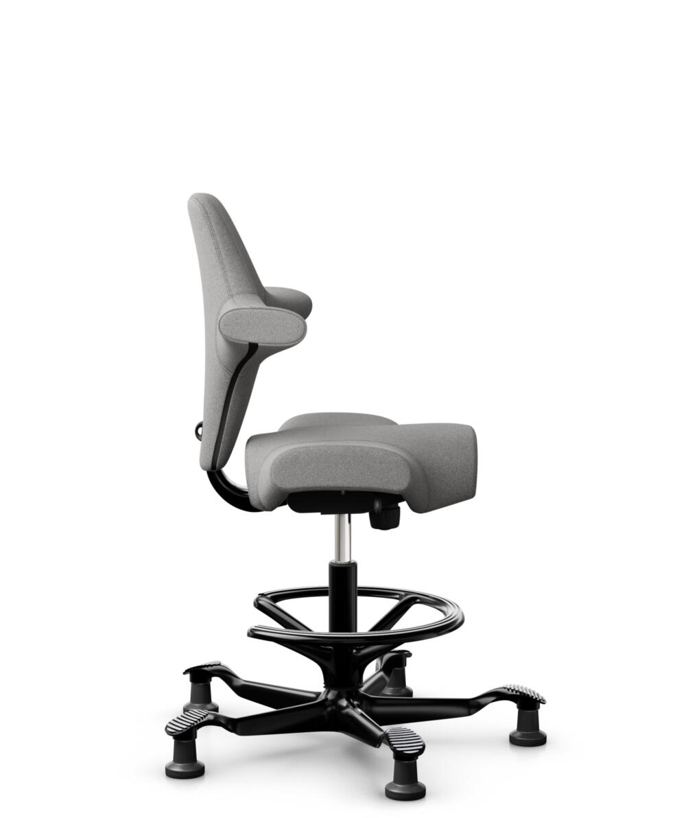 HÅG Capisco 8106 - Cura Loop (Gabriel) - Gerecycled Polyester - CLP60110 Light grey - Framekleur - Zwart - Gasveer - 200 mm (Zithoogte 46-64cm) - Vloercontact - Glijdoppen - Voetenring - Ja, in framekleur - Voetster - Nee, voetster in framekleur - 2