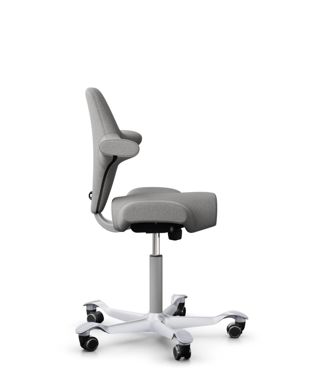 HÅG Capisco 8106 - Cura Loop (Gabriel) - Gerecycled Polyester - CLP60110 Light grey - Framekleur - Zilver - Gasveer - 200 mm (Zithoogte 46-64cm) - Vloercontact - Harde wielen t.b.v. zachte vloeren - Voetenring - Nee, geen voetenring - Voetster - Nee, v... - 2