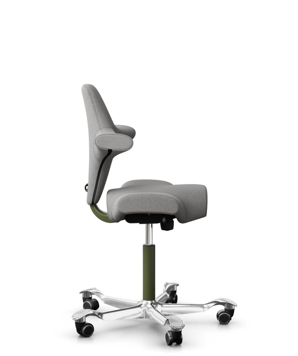 HÅG Capisco 8106 - Cura Loop (Gabriel) - Gerecycled Polyester - CLP60110 Light grey - Framekleur - Moss Grey - Gasveer - 200 mm (Zithoogte 46-64cm) - Vloercontact - Harde wielen t.b.v. zachte vloeren - Voetenring - Nee, geen voetenring - Voetster - Ja,... - 2