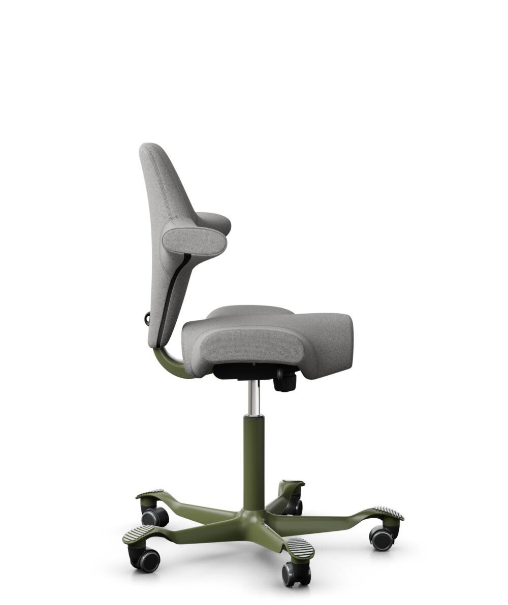 HÅG Capisco 8106 - Cura Loop (Gabriel) - Gerecycled Polyester - CLP60110 Light grey - Framekleur - Moss Grey - Gasveer - 200 mm (Zithoogte 46-64cm) - Vloercontact - Zachte wielen t.b.v. harde vloeren - Voetenring - Nee, geen voetenring - Voetster - Nee... - 2