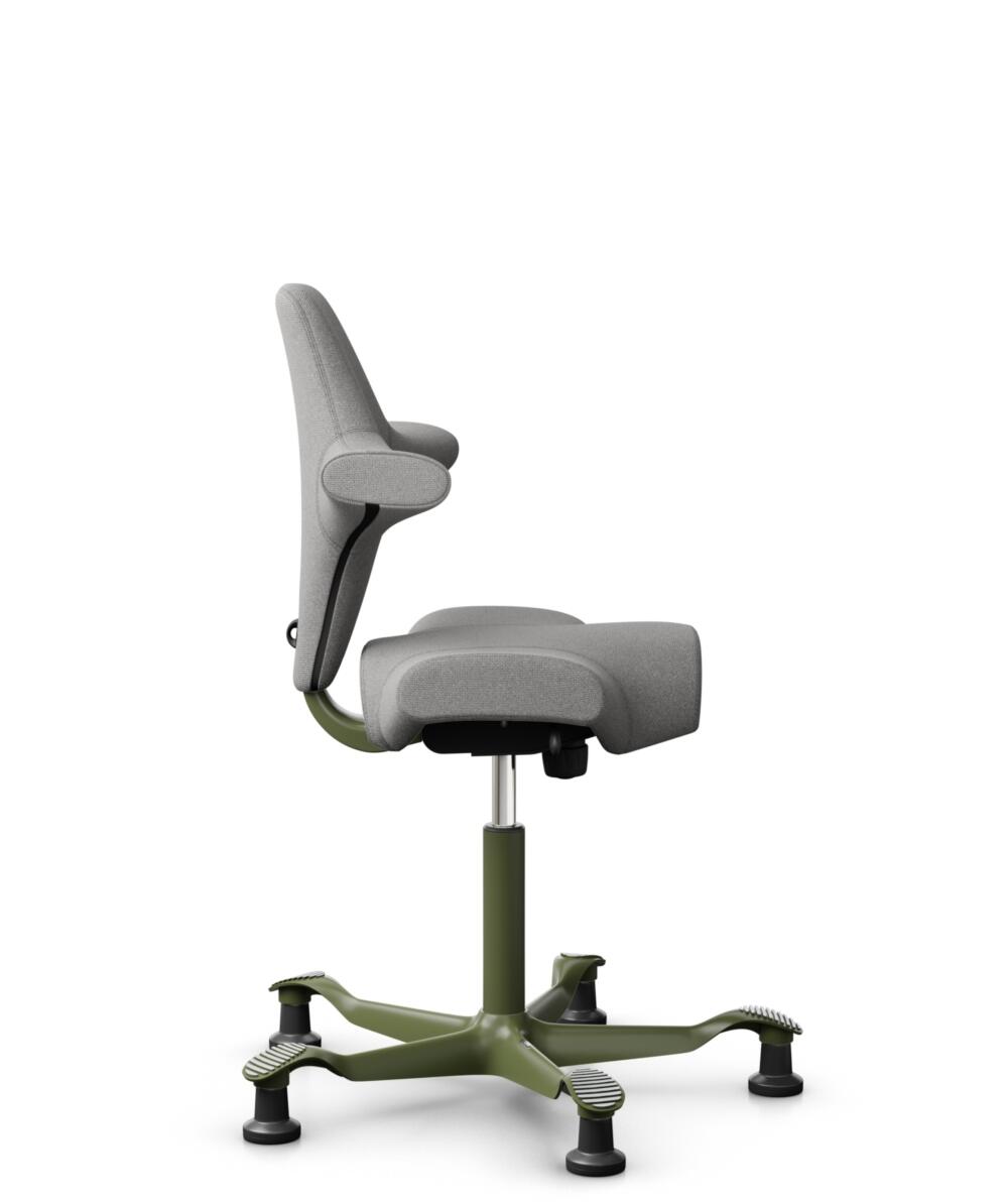 HÅG Capisco 8106 - Cura Loop (Gabriel) - Gerecycled Polyester - CLP60110 Light grey - Framekleur - Moss Grey - Gasveer - 265 mm (Zithoogte 53-79cm) - Vloercontact - Glijdoppen - Voetenring - Nee, geen voetenring - Voetster - Nee, voetster in framekleur - 2