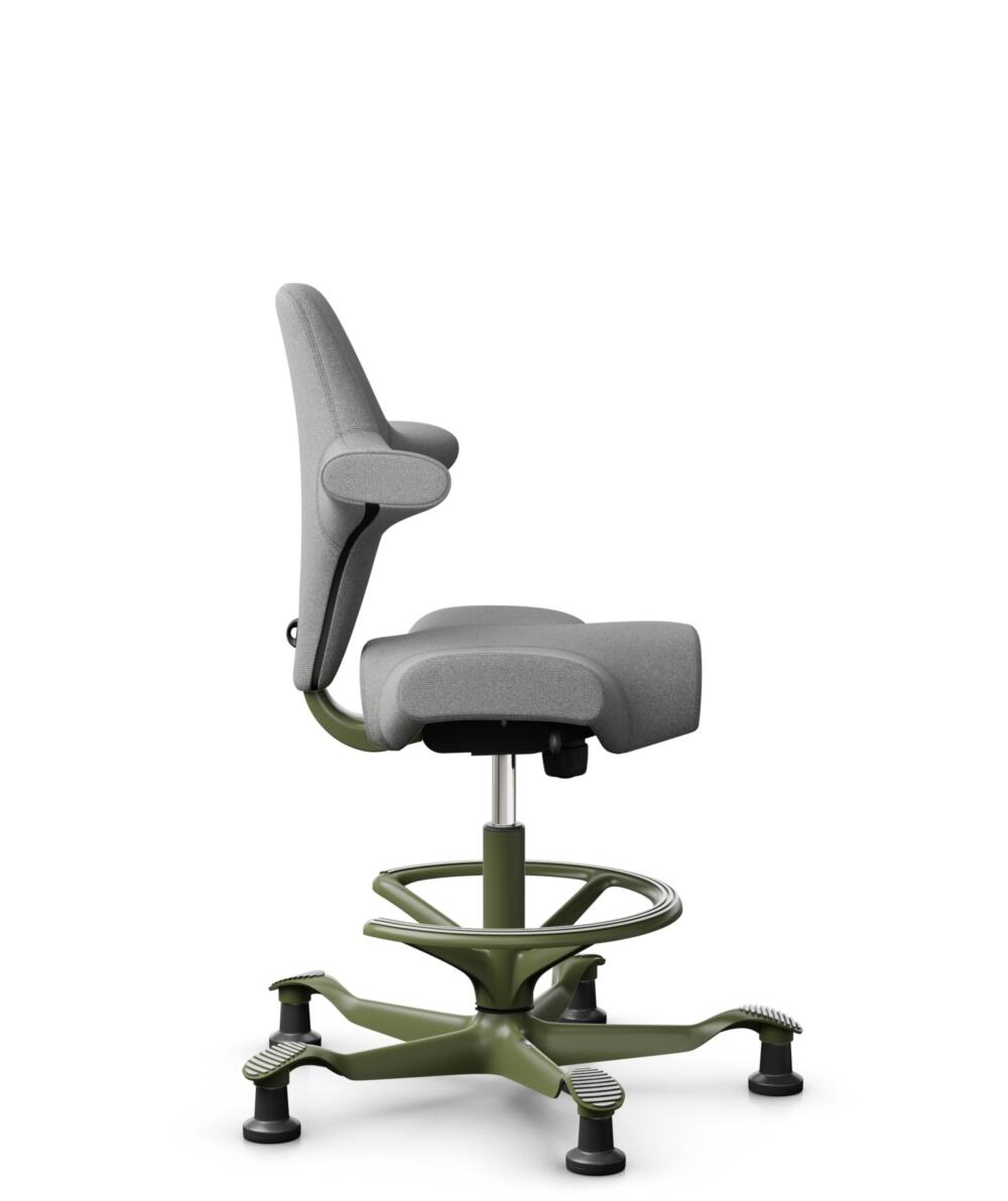 HÅG Capisco 8106 - Cura Loop (Gabriel) - Gerecycled Polyester - CLP60110 Light grey - Framekleur - Moss Grey - Gasveer - 265 mm (Zithoogte 53-79cm) - Vloercontact - Glijdoppen - Voetenring - Ja, in framekleur - Voetster - Nee, voetster in framekleur - 2