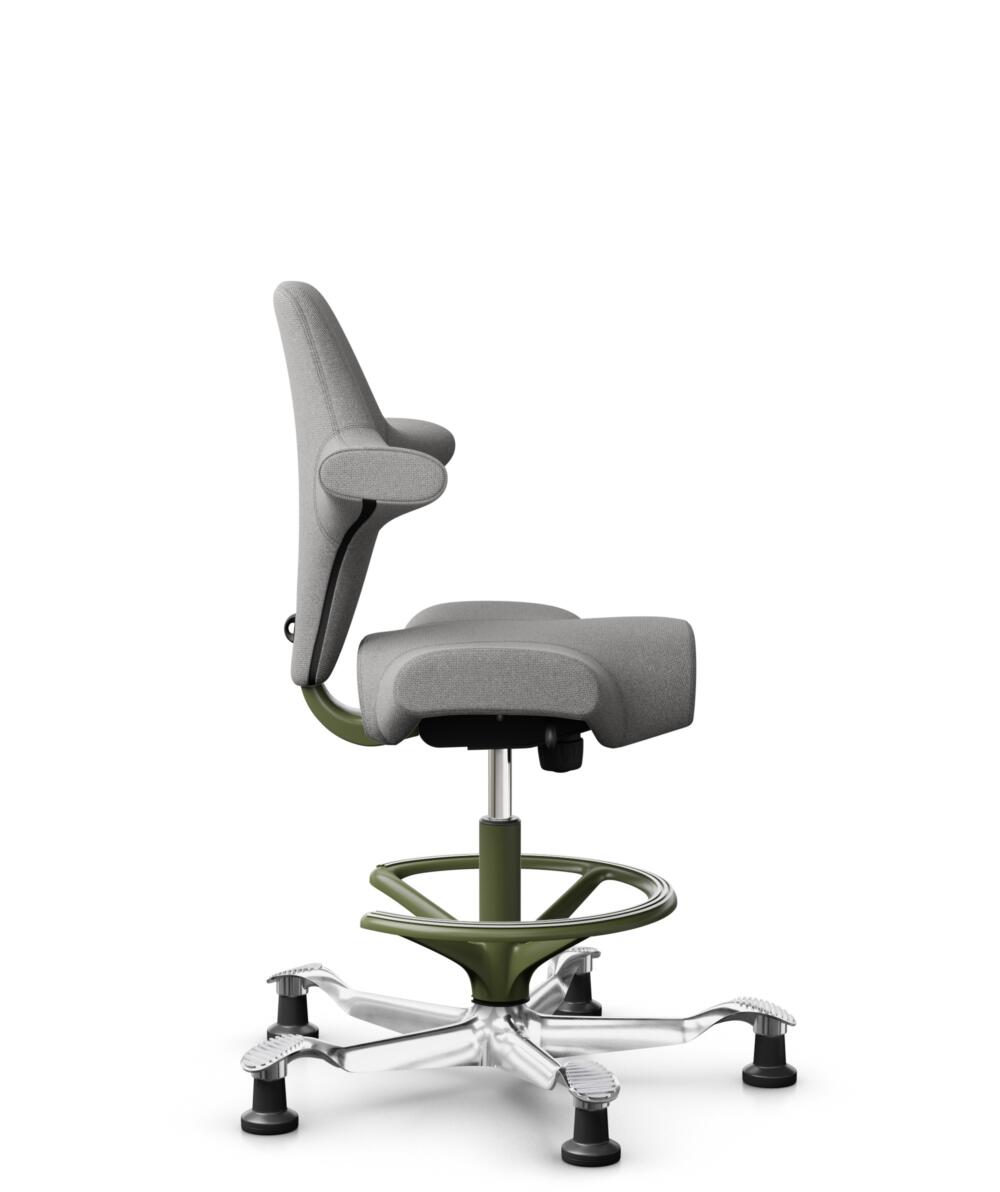 HÅG Capisco 8106 - Cura Loop (Gabriel) - Gerecycled Polyester - CLP60110 Light grey - Framekleur - Moss Grey - Gasveer - 265 mm (Zithoogte 53-79cm) - Vloercontact - Glijdoppen - Voetenring - Ja, in framekleur - Voetster - Ja, voetster in gepolijst alum... - 2