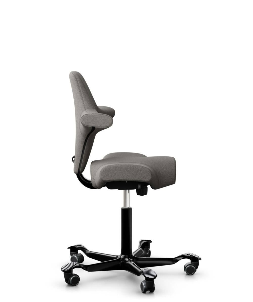 HÅG Capisco 8106 - Cura Loop (Gabriel) - Gerecycled Polyester - CLP61168 Beige-grey - Framekleur - Zwart - Gasveer - 150 mm (Zithoogte 40-55cm) - Vloercontact - Zachte wielen t.b.v. harde vloeren - Voetenring - Nee, geen voetenring - Voetster - Nee, vo... - 2