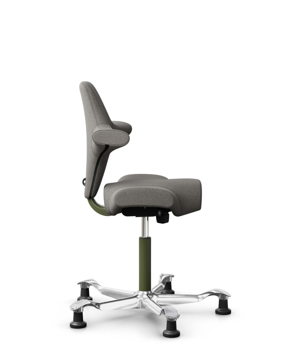 HÅG Capisco 8106 - Cura Loop (Gabriel) - Gerecycled Polyester - CLP61168 Beige-grey - Framekleur - Moss Grey - Gasveer - 150 mm (Zithoogte 40-55cm) - Vloercontact - Glijdoppen - Voetenring - Nee, geen voetenring - Voetster - Ja, voetster in gepolijst a... - 2