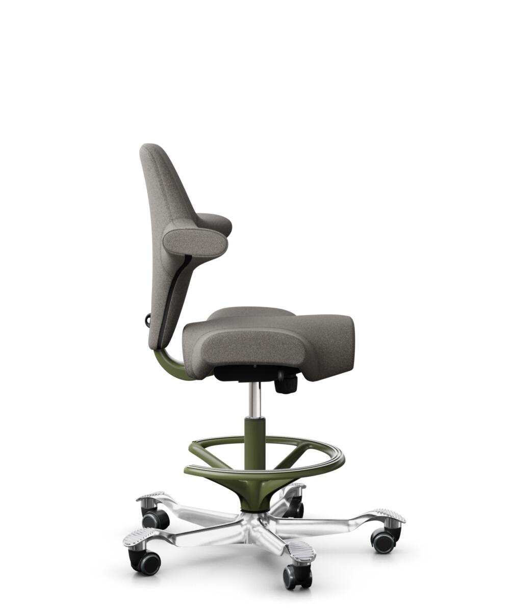 HÅG Capisco 8106 - Cura Loop (Gabriel) - Gerecycled Polyester - CLP61168 Beige-grey - Framekleur - Moss Grey - Gasveer - 200 mm (Zithoogte 46-64cm) - Vloercontact - Harde wielen t.b.v. zachte vloeren - Voetenring - Ja, in framekleur - Voetster - Ja, vo... - 2