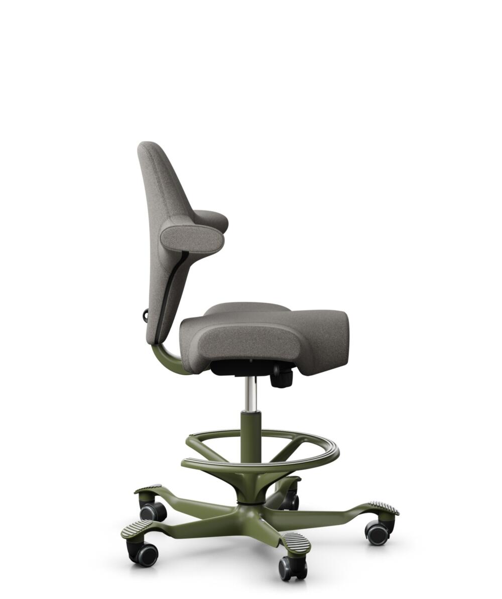 HÅG Capisco 8106 - Cura Loop (Gabriel) - Gerecycled Polyester - CLP61168 Beige-grey - Framekleur - Moss Grey - Gasveer - 200 mm (Zithoogte 46-64cm) - Vloercontact - Zachte wielen t.b.v. harde vloeren - Voetenring - Ja, in framekleur - Voetster - Nee, v... - 2