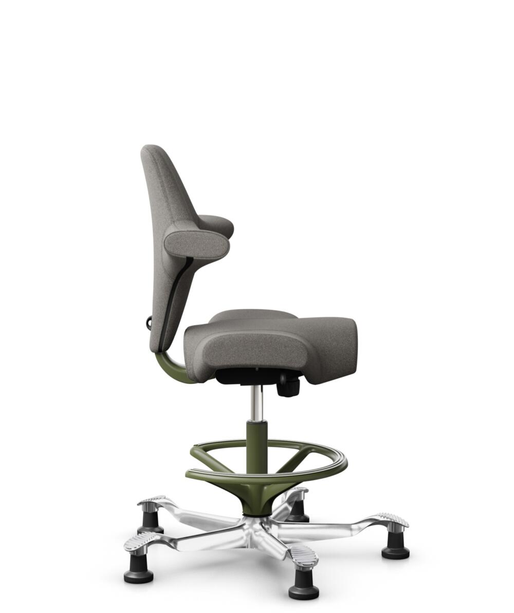 HÅG Capisco 8106 - Cura Loop (Gabriel) - Gerecycled Polyester - CLP61168 Beige-grey - Framekleur - Moss Grey - Gasveer - 200 mm (Zithoogte 46-64cm) - Vloercontact - Glijdoppen - Voetenring - Ja, in framekleur - Voetster - Ja, voetster in gepolijst alum... - 2