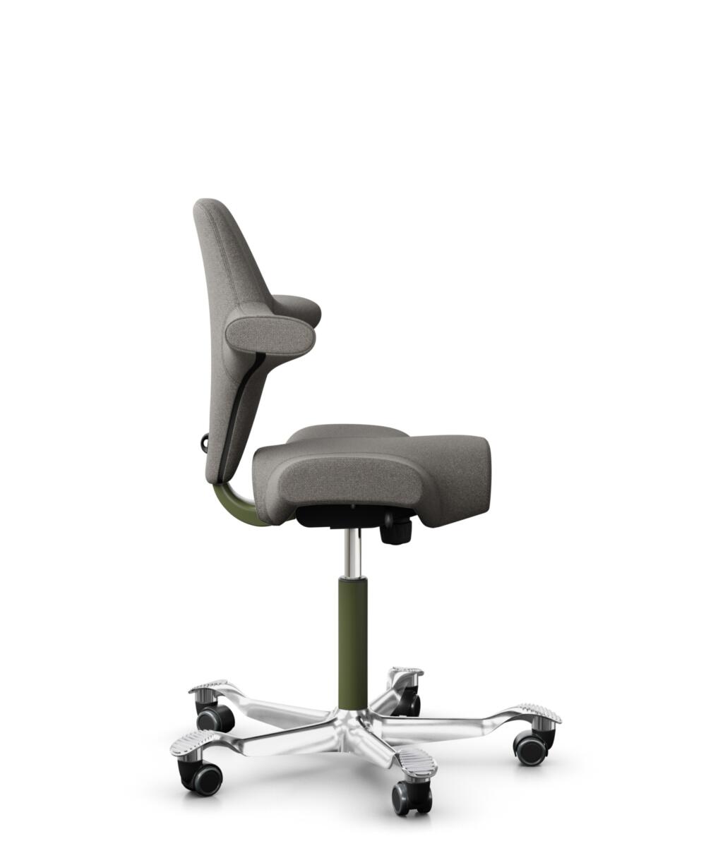HÅG Capisco 8106 - Cura Loop (Gabriel) - Gerecycled Polyester - CLP61168 Beige-grey - Framekleur - Moss Grey - Gasveer - 265 mm (Zithoogte 53-79cm) - Vloercontact - Zachte wielen t.b.v. harde vloeren - Voetenring - Nee, geen voetenring - Voetster - Ja,... - 2