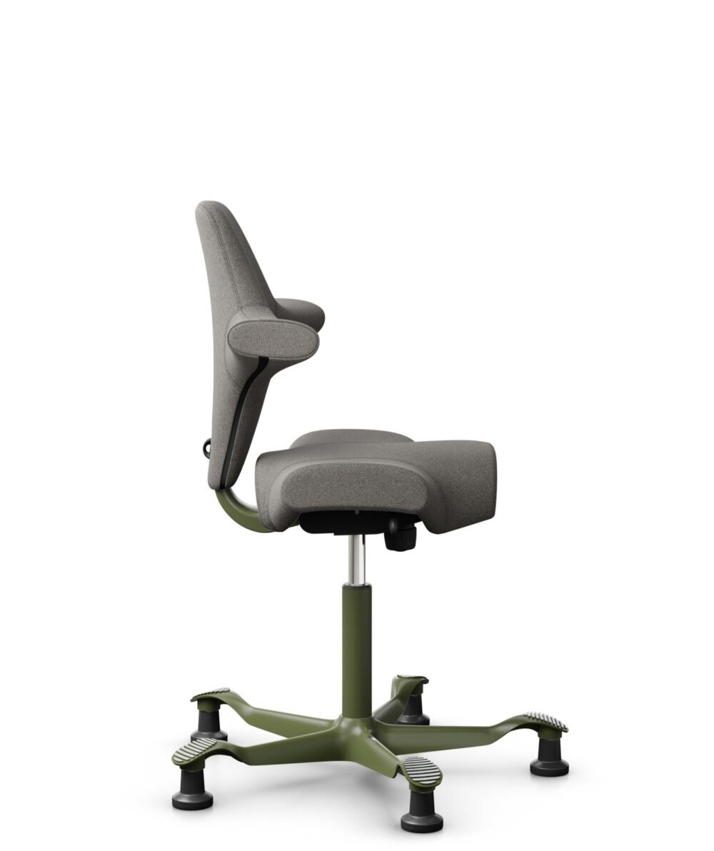 HÅG Capisco 8106 - Cura Loop (Gabriel) - Gerecycled Polyester - CLP61168 Beige-grey - Framekleur - Moss Grey - Gasveer - 265 mm (Zithoogte 53-79cm) - Vloercontact - Glijdoppen - Voetenring - Nee, geen voetenring - Voetster - Nee, voetster in framekleur - 2