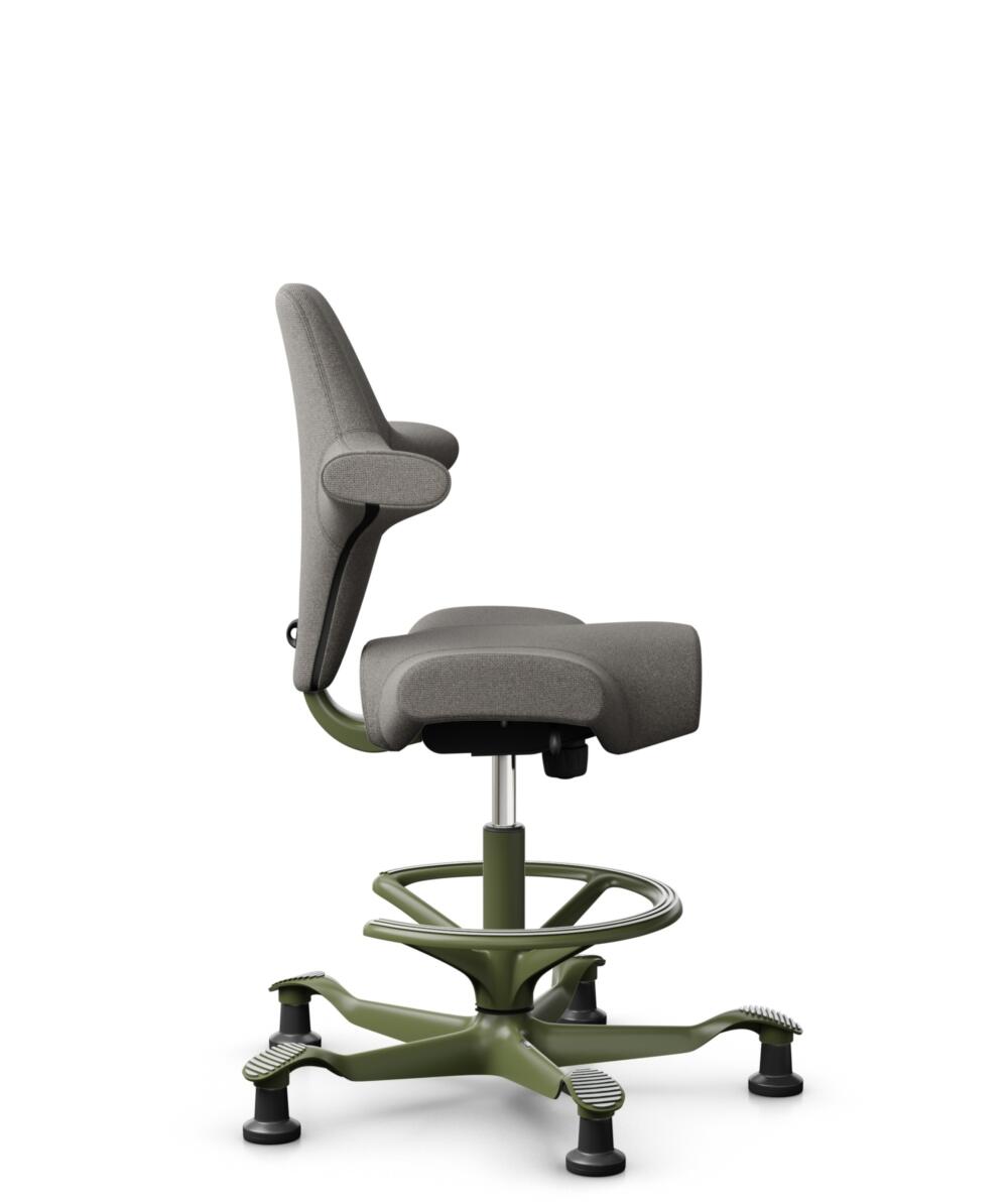 HÅG Capisco 8106 - Cura Loop (Gabriel) - Gerecycled Polyester - CLP61168 Beige-grey - Framekleur - Moss Grey - Gasveer - 265 mm (Zithoogte 53-79cm) - Vloercontact - Glijdoppen - Voetenring - Ja, in framekleur - Voetster - Nee, voetster in framekleur - 2