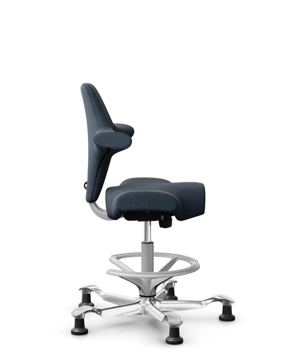 HÅG Capisco 8106 - Cura Loop (Gabriel) - Gerecycled Polyester - CLP66165 Blue - Framekleur - Zilver - Gasveer - 200 mm (Zithoogte 46-64cm) - Vloercontact - Glijdoppen - Voetenring - Ja, in framekleur - Voetster - Ja, voetster in gepolijst aluminium - 2