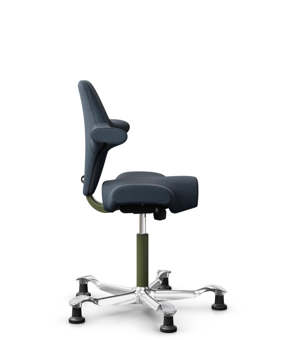 HÅG Capisco 8106 - Cura Loop (Gabriel) - Gerecycled Polyester - CLP66165 Blue - Framekleur - Moss Grey - Gasveer - 200 mm (Zithoogte 46-64cm) - Vloercontact - Glijdoppen - Voetenring - Nee, geen voetenring - Voetster - Ja, voetster in gepolijst aluminium - 2