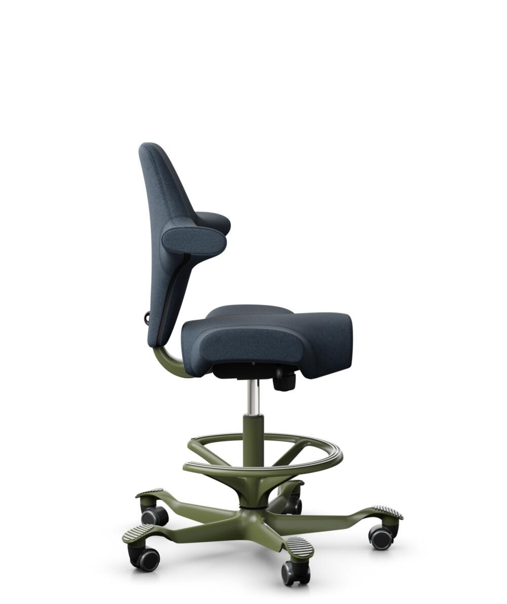 HÅG Capisco 8106 - Cura Loop (Gabriel) - Gerecycled Polyester - CLP66165 Blue - Framekleur - Moss Grey - Gasveer - 265 mm (Zithoogte 53-79cm) - Vloercontact - Harde wielen t.b.v. zachte vloeren - Voetenring - Ja, in framekleur - Voetster - Nee, voetste... - 2