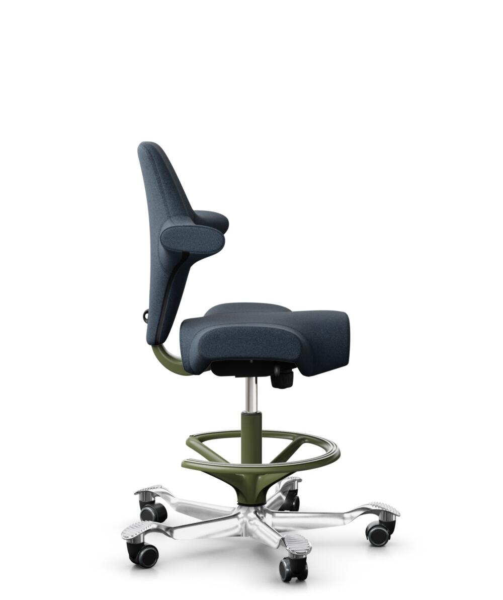 HÅG Capisco 8106 - Cura Loop (Gabriel) - Gerecycled Polyester - CLP66165 Blue - Framekleur - Moss Grey - Gasveer - 265 mm (Zithoogte 53-79cm) - Vloercontact - Harde wielen t.b.v. zachte vloeren - Voetenring - Ja, in framekleur - Voetster - Ja, voetster... - 2