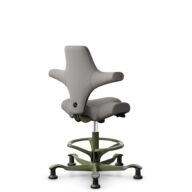 HÅG Capisco 8106 - Oceanic (Camira) - Gerecycled Polyester - OCI008 - Warm grey - Framekleur - Moss Grey - Gasveer - 200 mm (Zithoogte 46-64cm) - Vloercontact - Glijdoppen - Voetenring - Ja, in framekleur - Voetster - Nee, voetster in framekleur thumbnail